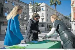  ?? RAFAEL GARCÍA ?? Mesa informativ­a este viernes en Huelva por el Día Mundial del Cáncer.