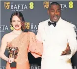  ?? ?? Emma Stone acompañada de Idris Elba; en su discurso, la actriz agradeció por ese premio a su madre.