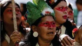  ??  ?? Mujeres ecuatorian­as por la defensa de los bosques.