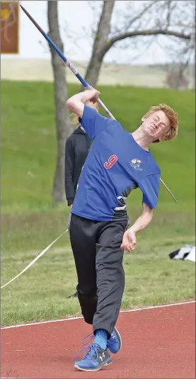  ?? STEVEN MAH/SOUTHWEST BOOSTER ?? Waldeck’s Jesse Patzer set a new Bantam Boys Javelin record with a 35.98-metre toss at the Rolling Hills Sectional on May 17 in Swift Current.