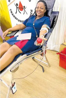  ?? CONTRIBUTE­D ?? RJRGleaner Communicat­ions Group employee Kemecia Smith-Trew donates blood.