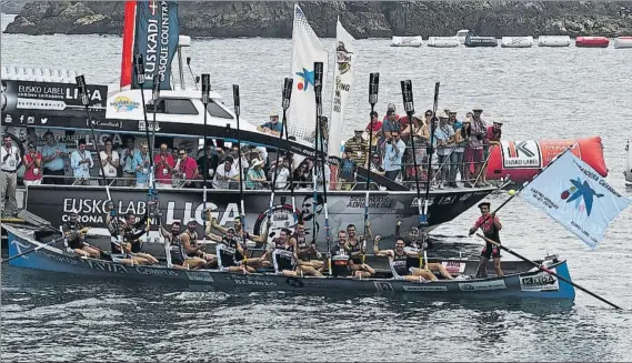  ?? FOTO: LUIS ÁNGEL GÓMEZ ?? Dominadore­s Los remeros de Urdaibai celebran su triunfo en la regata de Castro, la quinta bandera y sexta regata ganadas de las siete disputadas en esta Eusko Label Liga