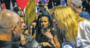  ?? TAMIR KALIFA/THE NEW YORK TIMES ?? Protesters near the home of Israeli Prime Minister Benjamin Netanyahu in Jerusalem on Saturday.