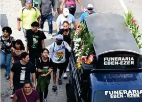  ?? AFP ?? Miembros de la barra del Alianza acompañaro­n el ataúd.