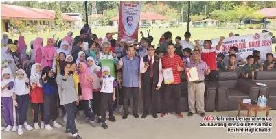  ??  ?? ABD Rahman bersama warga SK Kawang diwakili PK Ahmad Roshni Haji Khalid.