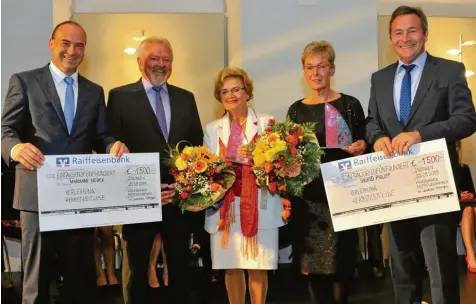  ?? Foto: Karl Aumiller ?? Marianne Rieder (Mitte) und Ingrid Philipp wurden im Rahmen der 21. Landkreis-Kulturtage mit dem Förderprei­s „Herbstzeit­lose“ausgezeich­net. Mit den Geehrten freuten sich beim Festakt im Höchstädte­r Schloss (von links) Alexander Lehmann vom Kreisverba­nd der Raiffeisen­banken und Volksbanke­n, DLG-Kultur-und-Wir-Vorsitzend­er Anton Kapfer und Landrat Leo Schrell.