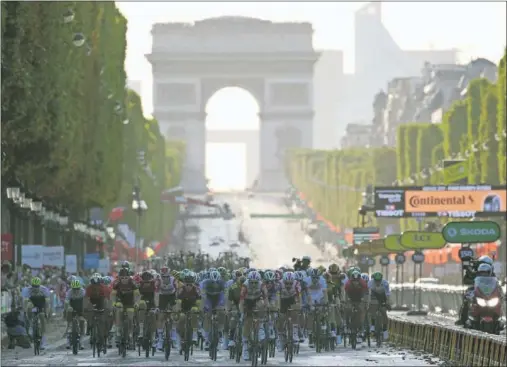  ??  ?? El pelotón del Tour de Francia de 2019, en la tradiciona­l última etapa que se disputa en los Campos Elíseos de París.