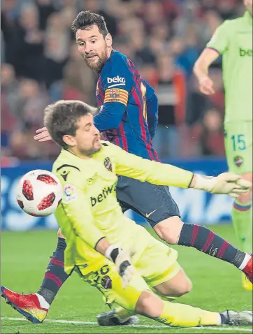  ?? FOTO: PERE PUNTÍ ?? Leo Messi picó el balón ante la salida de Aitor Fernández para sentenciar el pase a cuartos de final