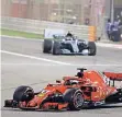  ?? FOTO: DPA ?? Sebastian Vettel behauptet sich im Ferrari gegen Valtteri Bottas.
