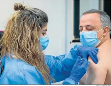  ?? QUIQUE GARCÍA / EFE ?? El jefe del Servicio de Prevención de Riesgos Laborales del Hospital de Sant Pau, Rafael Padrós, recibe ayer la vacuna.