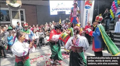  ?? Patricia Oleas / EXTRA ?? La Warmitukus­hka baila al son del tambor, vestida de warmi, anaco, sombrero, entre otros accesorios.