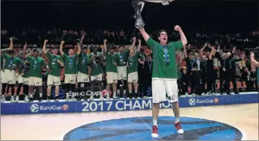  ??  ?? BUSCA SUCESOR. Suárez, capitán de Unicaja, levanta el trofeo de campeón en la última Eurocup.