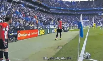  ??  ?? Una parte de la grada del Espanyol le cantó el sonido del mono a Iñaki Williams