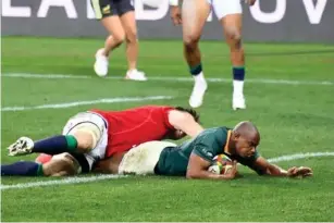  ??  ?? outh Africa' s wing Makazo l e Mapimpi scores a try (AFP)