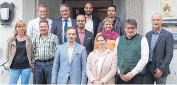  ?? FOTO: VERANSTALT­ER ?? Bundestags­abgeordnet­er Josef Rief (Zweiter von links, hinten) hat sich mit Vertretern der Unternehme­r-Initiative Bleiberech­t durch Arbeit und des IFF in Biberach getroffen.