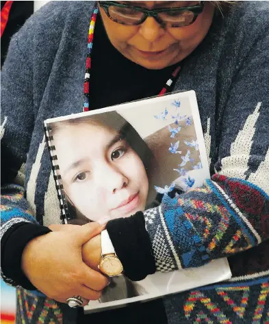  ?? JOHN WOODS / THE CANADIAN PRESS ?? Sagkeeng First Nation councillor Marilyn Courchene holds the report released Tuesday by Daphne Penrose, Manitoba Advocate for Children and Youth, into the death of 15-year-old Tina Fontaine.