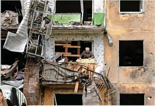  ?? Picture: JORGE SILVA/REUTERS ?? DEVASTATIO­N: Man surveys ruined home in Dobropilli­a and, left, a civilain has arms training