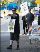  ?? Marco Garcia ?? The Associated Press Members of the Internatio­nal Alliance of Theatrical Stage Employees strike Sunday outside the entrance to the
Sony Open in Honolulu.