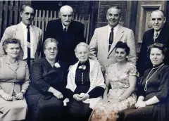  ?? FOTO: ARCHIV HARTY EGER ?? Die Familie Müller Ende der 1950er-jahre, unter anderem mit Herbert Müller (2. von rechts), Kurt Müller (1. von links) und in der Mitte Emilie „Brause-mile“Müller.