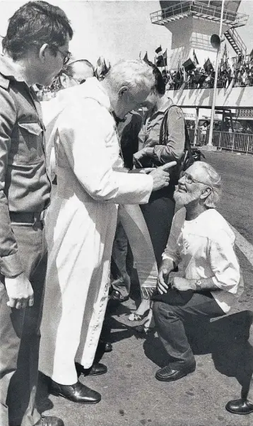  ??  ?? Encuentro con el papa. El 4 de marzo de 1983 el Papa Juan Pablo y el Ministro de Cultura y sacerdote Ernesto Cardenal se encontraro­n en las ceremonias de bienvenida en el aeropuerto de Managua, Nicaragua.