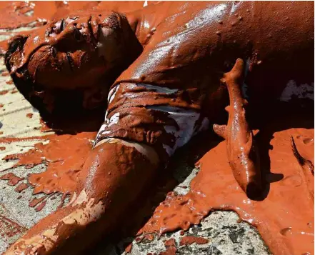  ??  ?? Ativista do Greenpeace coberto de lama em ato contra desastres ambientais em rios como Mariana (MG) e Barcarena (PA)