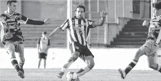  ?? ARCHIVO LA NUEVA. ?? Una tarde soñada vivió ayer Julio Acosta al marcar 5 goles en un partido, por primera vez en su carrera. Liniers fue lapidario ante Sansinena, en casa.
