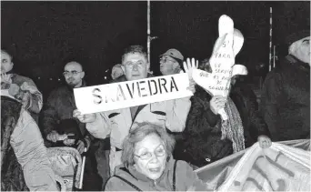  ??  ?? La protesta continuará, dicen, hasta que se empiecen a vender boletos para Saavedra.