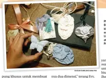  ?? GUSLAN GUMILANG/JAWA POS ?? PELUANG USAHA: Evy Setya Dewy (dua dari kiri) memberikan materi scented ceramics kepada Linda Tanujaya (kiri) di atrium Food Society Pakuwon Mall kemarin.