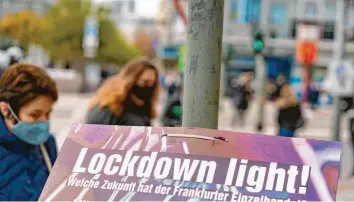  ?? Foto: Frank Rumpenhors­t, dpa ?? Trotz des Teil‰Lockdowns meinen führende Wirtschaft­sforscher, dass dies die deutsche Wirtschaft auf ihrer Aufholjagd im kom‰ menden Jahr nicht entscheide­nd schwächen wird.