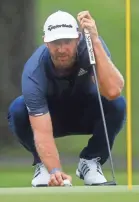  ?? JOE RONDONE / THE COMMERCIAL APPEAL ?? Dustin Johnson lines up a putt on
No. 12 during the second round of the WGC Fedex-st. Jude Invitation­al on Friday.