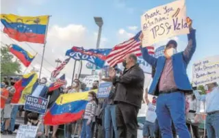  ?? EFE ?? Venezolano­s agradecen a Biden en Miami la orden de protección temporal