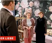  ??  ?? STURM DER LIEBE INTRIGENRE­ICH Elke Winkens (r.) als Xenia Saalfeld mit Helen Barke und Dieter Bach in der ARD-Serie