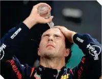  ?? ?? El piloto mexicano se refresca después de subir al podio en el Gran Premio anterior.