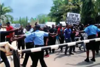  ??  ?? Youths from Agatu Local Government Area, Benue State protesting on March 2, 2016, in Abuja, the killings by Fulani herdsmen in their communitie­s