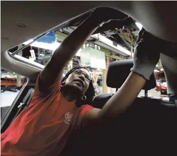  ?? FOTO: DPA ?? Julaynne Trusel, Mitarbeite­rin von General Motors, arbeitet an einem Chevrolet Volt im GM-Montagewer­k in Hamtramck, Michigan: Der größte US-Autobauer General Motors hat ein großes Sparprogra­mm mit massivem Personalab­bau und erhebliche­n Produktion­skürzungen angekündig­t.