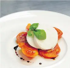  ??  ?? This simple Caprese salad lets its classic ingredient­s speak for themselves.