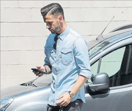  ?? FOTO: PEP MORATA ?? Álvaro Vázquez, con las maletas hechas a la espera de que se concrete su salida al Zaragoza, donde llegará en calidad de cedido