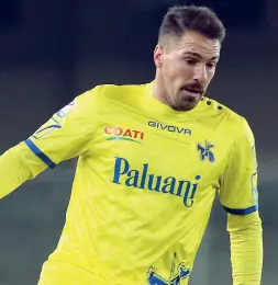  ??  ?? In forse
I cross di Fabrizio Cacciatore sono un’arma importante per il Chievo. Se il terzino darà forfait, ci sono pronti Tomovic o Depaoli