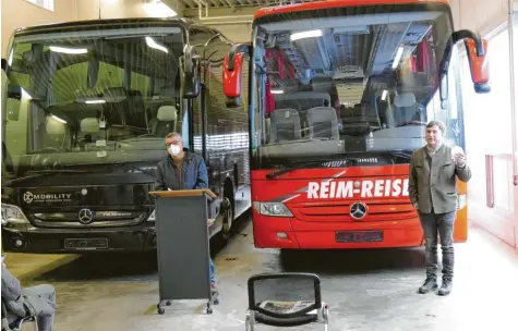  ?? Foto: Elmar Knöchel ?? Werner Ziegelmeie­r (rechts) und Wolfgang Reim fahren in Zukunft mit ihren Bussen in die gleiche Richtung.