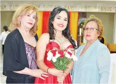  ?? •FOTOS: ÓSCAR MÉNDEZ ?? •Jocelyn con sus abuelas, Yita Alvarado y Elvia Pizano.