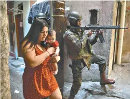  ??  ?? População segue convivendo com o clima de guerra na favela