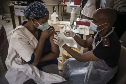  ?? FOTO: SHIRAAZ MOHAMED/TT-AP ?? En vårdarbeta­re i Sydafrika får en spruta av Johnson & Johnsons covid-19 vaccin.