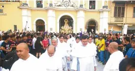  ?? BABIERA PHOTOS BY LESTER G. ?? Dominicans friars leading the annual grand procession of Our Lady of the Rosary of Manaoag every October—