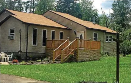  ?? PATRICIA DOXSEY — DAILY FREEMAN ?? The home at 40 Sages Loop Road in Kerhonkson, N.Y., where the bodies of Juan C. Ovsak and Maritza E. Ovsak were found on Friday in what police described as a murder-suicide.