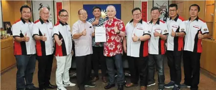  ?? — Photo taken from dr Wee’s Facebook page ?? Thumbs up: dr Wee receiving the rm318,800 raised by the Petaling Jaya Cafe and Catering Traders associatio­n at his office in Kuala Lumpur.