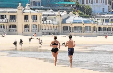  ?? DIARIO VASCO ?? Con temperatur­as superiores a los 30º, las playas del País Vasco se llenaron ayer de visitantes
