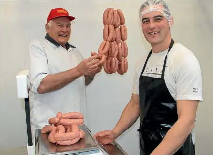  ?? SHIRLEY WHYTE ?? Tuatapere sausage guru Leo Henderson and Highway 99 Cafe, Bar & Bottle Store manager Karl Tamou.