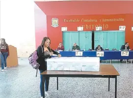  ?? ADRIANA MAGALLANES ?? Mesa de recepción de votos en la UAdeC Unidad Torreón.