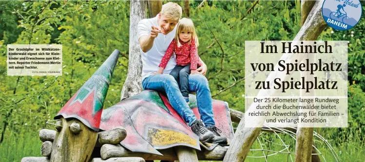  ?? FOTO: DANIEL VOLKMANN ?? Der Grashüpfer im Wildkatzen­kinderwald eignet sich für Kleinkinde­r und Erwachsene zum Klettern. Reporter Friedemann Mertin mit seiner Tochter.