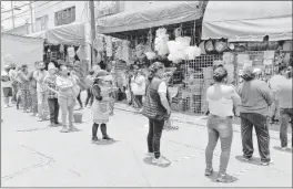  ??  ?? ▲ Fila para entrar a un negocio de productos de plástico, en La Merced. Foto José Antonio López